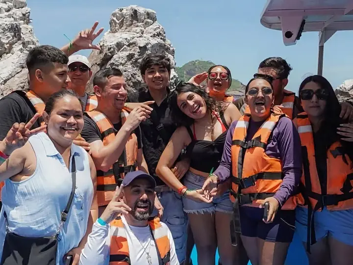 Amigos disfrutando un recorrido marítimo