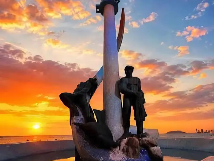 Monumento junto al mar al atardecer